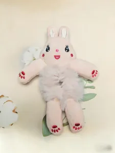 Detalle de un lindo coletero de conejo de peluche rosa con textura suave y bordados
