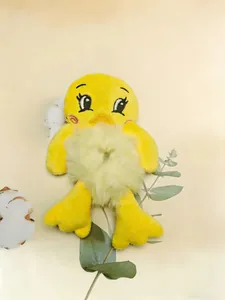 Coletero de felpa de pato amarillo con textura suave y hermosos detalles bordados a mano.