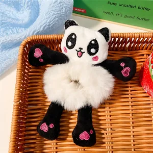 Primer plano de un coletero de panda de peluche con corazones rosas bordados en cesta