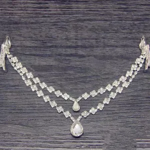 Nahaufnahme einer eleganten zweireihigen Strass-Haarkette mit Tropfenanhängern.