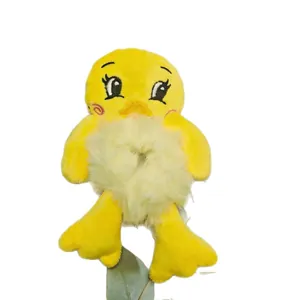 Lindo coletero de felpa de patito amarillo con centro blanco esponjoso y cara bordada