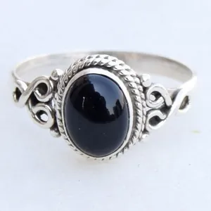 Elegant vintage silver-tone alloy ring featuring an oval black onyx with rope texture