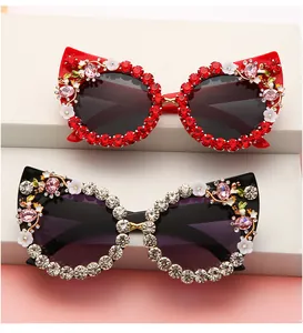 Nahaufnahme einer verzierten Katzenaugen-Sonnenbrille mit luxuriösen Strasssteinen.