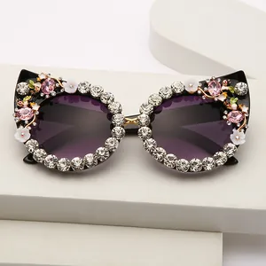 Luxuriöse Cat-Eye-Sonnenbrille für Damen mit Strass- und Blumenschmuck