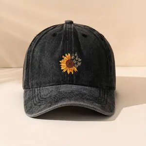 Cappello da baseball in denim nero lavato con ricamo di girasole e farfalle decorative