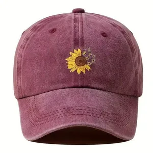 Berretto da baseball in cotone lavato bordeaux con ricamo artistico di girasoli.