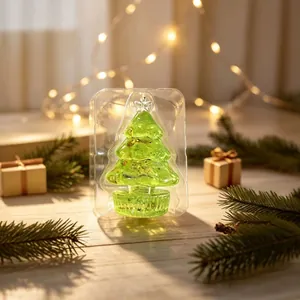 Detailaufnahme eines durchsichtigen grünen Tannenbaum-Spielzeugs in Verpackung.