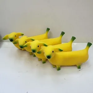 Nahaufnahme von vier kreativen gelben Bananen-Hund-Quetschspielzeugen für Stressabbau