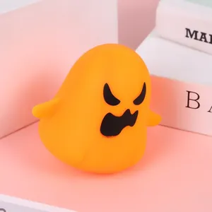 Nahaufnahme eines orangefarbenen Halloween-Geist-Stressspielzeugs mit wütendem Gesichtsausdruck.