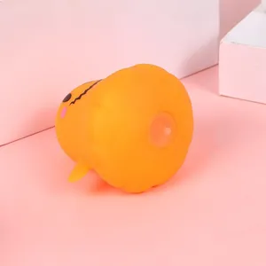 Detailansicht des weichen orangen Halloween-Geister-Quetschspielzeugs zur Stressbewältigung