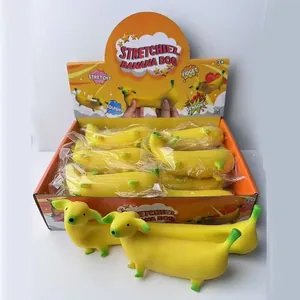 Detailansicht der gelben dehnbauren Bananen-Hunde-Fidget-Spielzeuge in einer Box