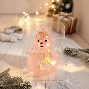 Detailansicht eines rosa glitzernden Weihnachts-Schneemann-Knautschspielzeugs in Verpackung