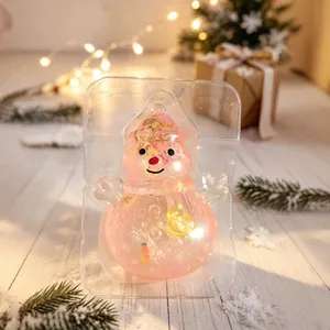 Nahaufnahme eines rosa Glitzer-Schneemann-Squishy-Spielzeugs in Weihnachtsverpackung