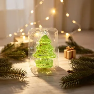 Nahaufnahme eines grünen kristallartigen Weihnachtsbaum-Squishy-Spielzeugs in Verpackung