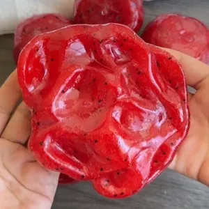 Jouet anti-stress slime pastèque rouge fait main avec de petits pépins noirs réalistes