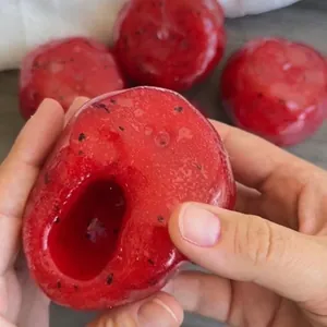 Gros plan détaillé du jouet anti-stress fait main de smoothie à la pastèque rouge