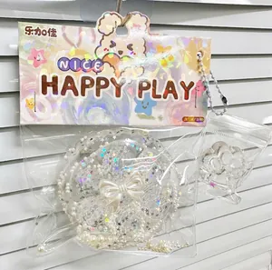 Détail des jouets anti-stress transparents en forme de patte de chat et de framboise