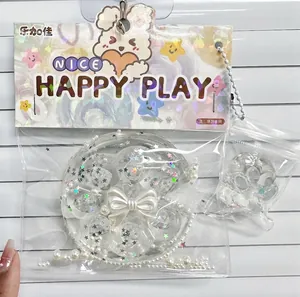 Vue détaillée du jouet anti-stress patte de chat transparent avec paillettes