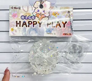 Détail de jouets squishy transparents en forme de patte de chat et de durian et perles