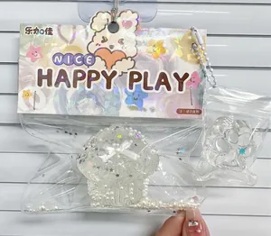 Vue détaillée de l'ensemble de jouets squishy patte de chat et cupcake à perles emballés.