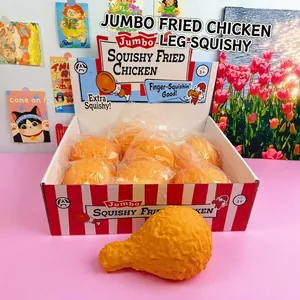 Vista detallada de un juguete gigante de muslo de pollo frito squishy en su caja