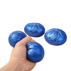 Μπλε γκλίτερ παιχνίδι squishy σε σχήμα ντάμπλινγκ για ανακούφιση από το άγχος σε λευκό φόντο