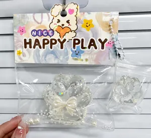 Vue détaillée des jouets squishy patte de chat transparents avec paillettes