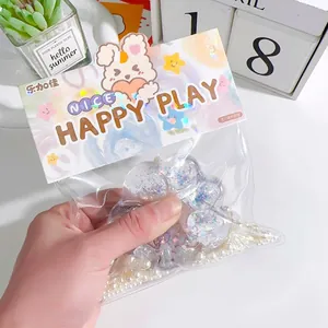 Close-up van een transparant kattenpootje squishy speeltje met kleurrijke glitters