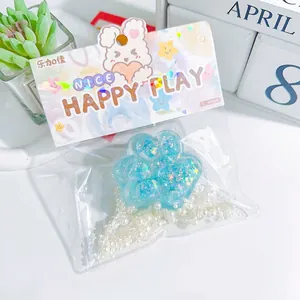 Gedetailleerd overzicht van een blauwe glitter kattenpoot squishy in verpakking.