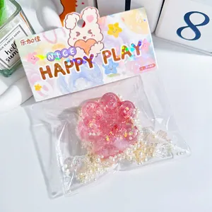 Detailopname van grote transparante roze kattenpoot squishy stressspeelgoed met glitters