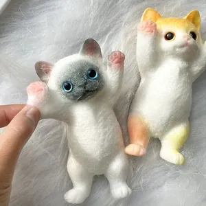 Gros plan d'un jouet squishy chat réaliste montrant sa texture douce et son design