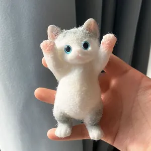 Vue détaillée d'un jouet spongieux chat blanc en peluche pour soulager le stress et offrir