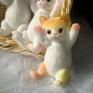 Gros plan montrant la texture douce d'un adorable chat potelé orange et blanc à presser