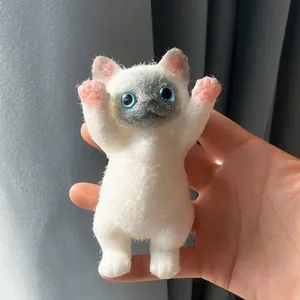 Détail d'un mignon jouet squishy chat siamois fait à la main pour le stress