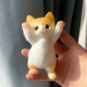 Détail en gros plan d'un mignon petit chat potelé en peluche blanche et orange en main.
