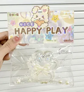 Gedetailleerd overzicht van een transparant kattenpoot-squishy speeltje met glitters.