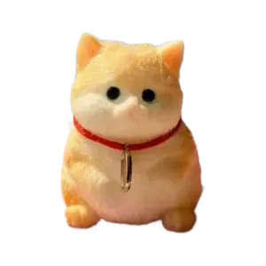 Gros plan d'un jouet squishy chat roux mignon avec un petit détail de collier rouge