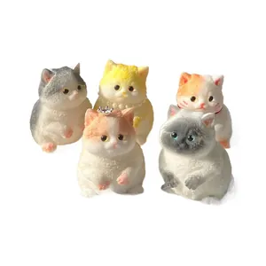 Vue détaillée de cinq figurines de chats potelés de différentes couleurs pour le stress