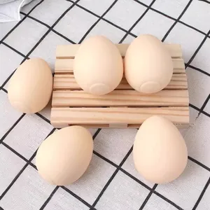 Realistische eier-knijpspeeltjes voor stressverlichting op een kleine houten pallet