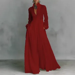 Elegante abito lungo rosso a pieghe in stile francese con maniche lunghe e vita aderente.