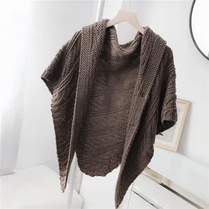 Detailaufnahme eines braunen gestrickten Dreieckstuchs für den Herbst