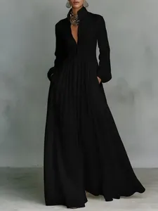 Dettaglio di un vestito lungo a pieghe con maniche lunghe e vita aderente in stile francese