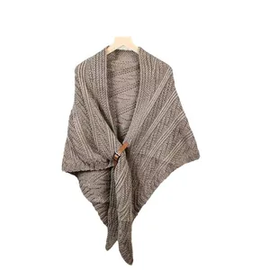 Stilvoller Strickponcho für Damen mit Leder-Schnallendetail in Taupe-Braun