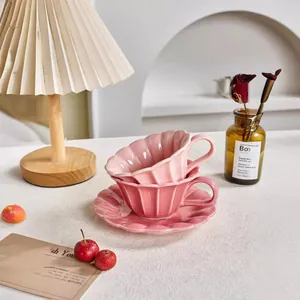 Elegantes rosa Keramik-Kaffeetassen- und Untertassen-Set in Blumenform mit Hochglanz