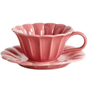 Elegantes rosa keramik kaffee-tassen- und untertassen-set in blütenform für zuhause