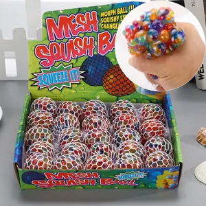 Detailansicht von bunten Mesh-Squishy-Traubenbällen im Display zur Stressbewältigung