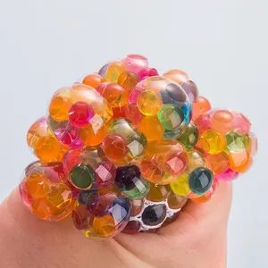 Detailansicht eines farbenfrohen Anti-Stress-Quetschballs mit bunten Perlen.