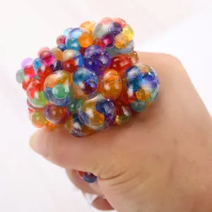 Detail eines bunten Wasserperlen-Stressballs, der zur Entspannung von Hand gedrückt wird