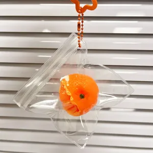 Detailansicht eines realistischen geschälten Orangen-Spielzeugs in einer Stern-Tasche