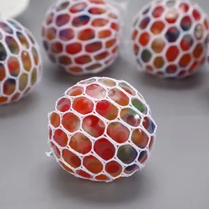 Detailansicht des farbenfrohen Mesh-Stressballs mit Wasserperlen gegen Angstzustände